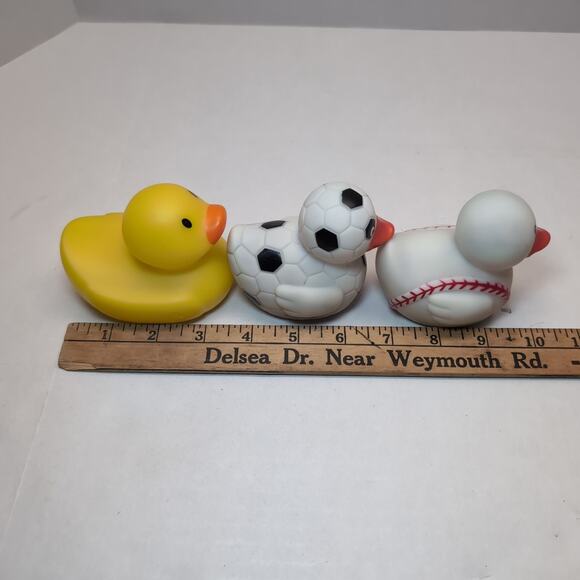 Lot Of 24 Rubber Ducks Jeep Ducking Miscellaneous Holiday Sport Glitter Party - Picture 16 of 16